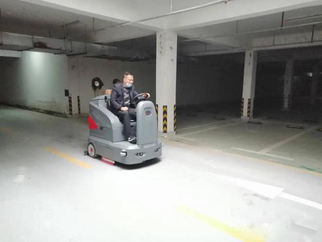 娄底小区物业保洁不用人力改用驾驶式洗地机了